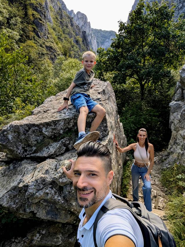 Kicsiknek és nagyoknak is igazi élmény a tordai hasadék bejárása
